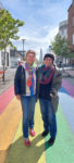 Cornelia und Daniela am Regenbogen-Zebrastreifen